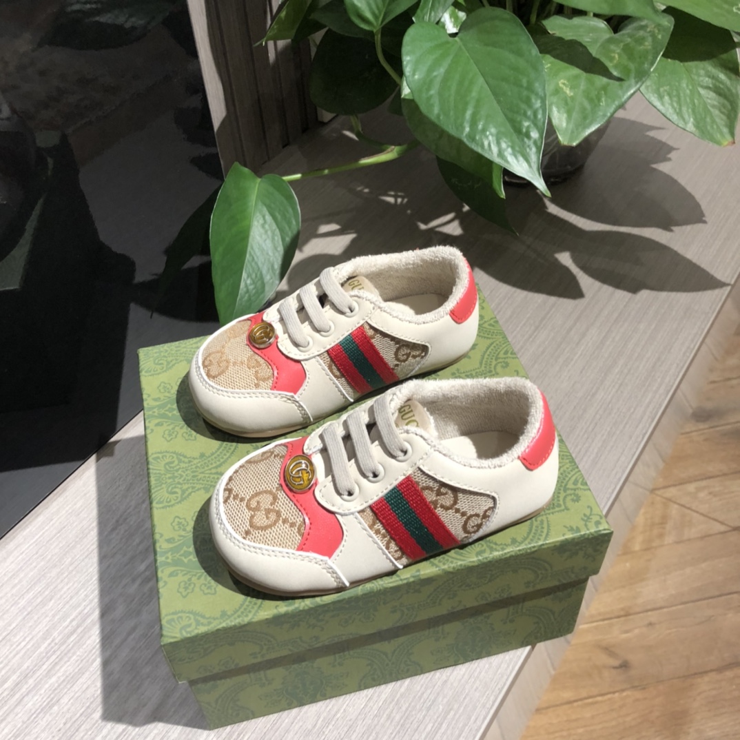 Children's shoes child